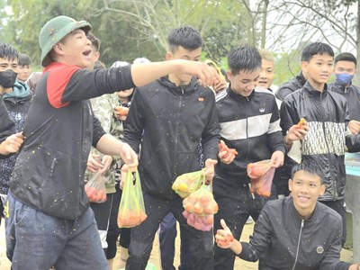 Phiên chợ ném cà chua có một không hai ở xứ Thanh 