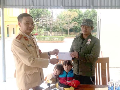 Cảnh sát giao thông Thanh Hoá góp tiền hỗ trợ người dân gặp khó khăn trên đường về quê 