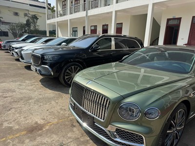 Thu giữ hàng chục sổ đỏ, “xế hộp” hạng sang trong đường dây lừa đảo