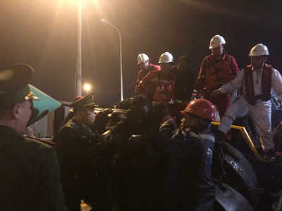 Ứng cứu 2 thuyền viên gặp nạn trên biển Nghi Sơn