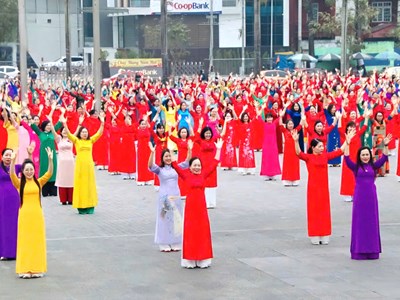 Hơn 1.600 phụ nữ xứ Thanh đồng diễn dân vũ với áo dài 