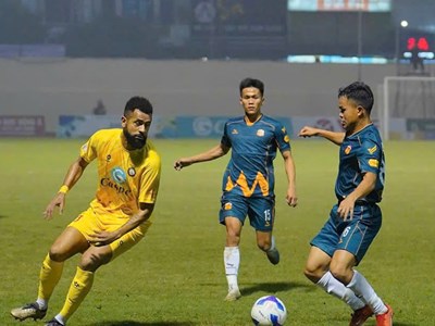 Đông Á Thanh Hoá thoát thua Hoàng Anh Gia Lai ở phút bù giờ 90+9