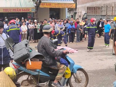 Xe máy va chạm xe tải, 2 học sinh lớp 8 thương vong