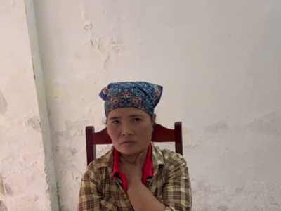 Nữ giúp việc trộm tiền của gia chủ giấu vào đôi ủng rồi mang về nhà 