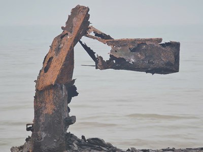 Hệ thống hàng rào chắn dọc bờ biển Sầm Sơn bị gỉ sét, gãy đổ