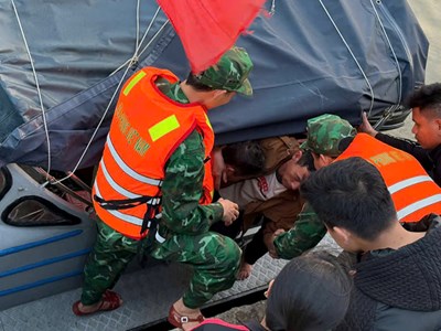 Cứu hộ ngư dân gặp nạn trên biển