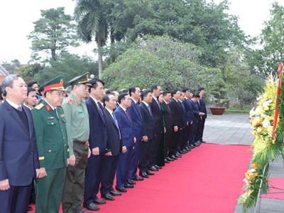 Dâng hương tưởng niệm Chủ tịch Hồ Chí Minh, Mẹ Việt Nam Anh hùng và các Anh hùng liệt sĩ 