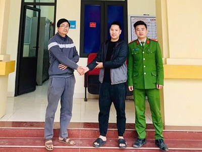 Nhận lại 120 triệu đồng chuyển khoản nhầm nhờ sự hỗ trợ của Công an xã