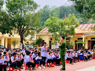 Gieo mầm ý thức pháp luật cho học sinh