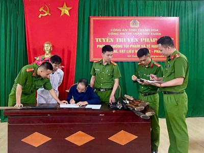 Bền bỉ vận động, quyết liệt thu hồi vũ khí tự chế vùng cao