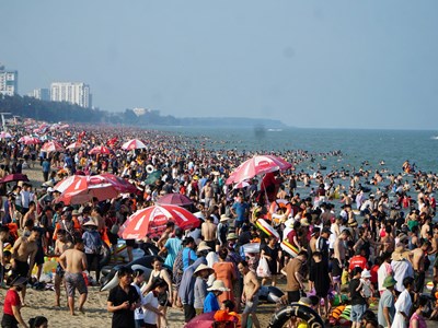 Sầm Sơn "thất thủ" trong kỳ nghỉ lễ