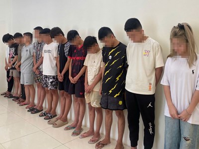 Trêu chọc bạn gái giữa đường, 2 thiếu niên bị đánh hội đồng bằng tuýp sắt 