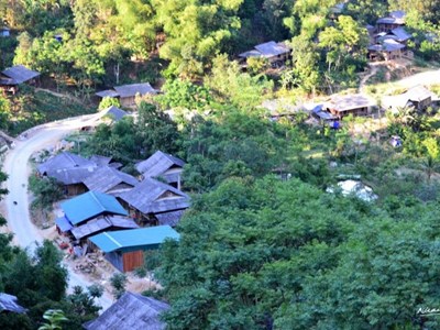“Khổ cũng phải cho con đến trường” – câu chuyện đời từ rừng sâu Tà Cóm