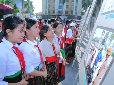 Lan tỏa văn hóa giao thông qua triển lãm ảnh, tranh cổ động