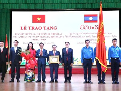 Trường ĐH Hồng Đức đón nhận Huân chương của Chủ tịch nước Lào