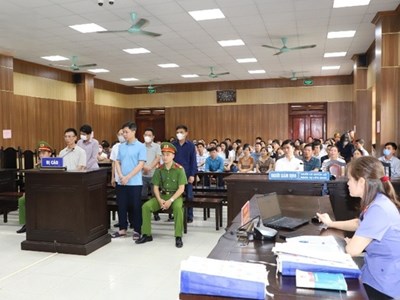 Cựu Chủ tịch UBND huyện Quảng Xương Trần Văn Công cùng đồng phạm hầu tòa