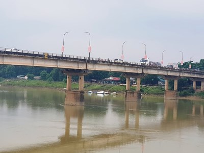 Công an kịp thời ngăn chặn một phụ nữ có ý định nhảy cầu tự tử