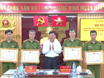Khen thưởng tập thể, cá nhân có thành tích trong đấu tranh phòng, chống tội phạm