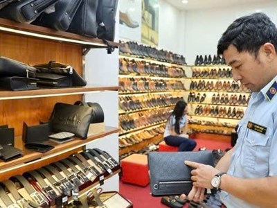 Đột kích cửa hàng thời trang giữa trung tâm TP Thanh Hóa, phát hiện hàng trăm sản phẩm giả Gucci, Dior, Louis Vuitton