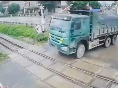 Tài xế ô tô bị xử phạt vì vượt đèn đỏ, làm gãy cần chắn đường sắt 