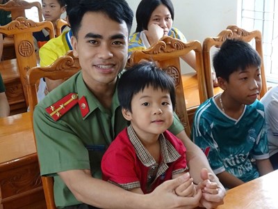 Những đôi mắt thơ ngây giữa hành trình được chở che