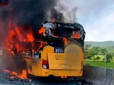 Xe khách cháy ngùn ngụt trên cao tốc Mai Sơn – QL45 