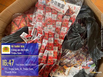 Phát hiện gần 400kg bánh kẹo, chân gà không hóa đơn trong kho hàng ở Thanh Hóa