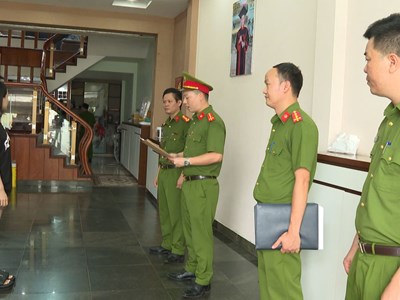 Khám xét trùm băng nhóm Vi ngộ và loạt công ty