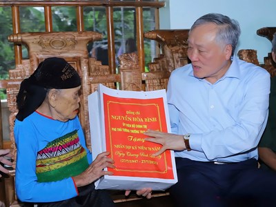 Phó Thủ tướng Thường trực Nguyễn Hòa Bình thăm, tặng quà người có công tại Thanh Hóa