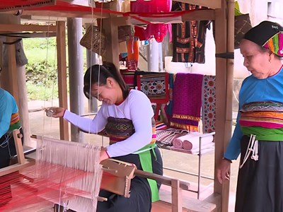 Chạm vào hồn đất, say trong hơi thở bản làng