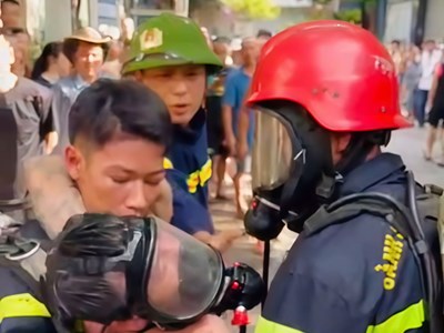 Cháy nhà ngùn ngụt, cảnh sát PCCC lao vào biển lửa nhường mặt nạ cứu người