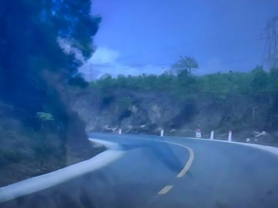 Vượt ẩu trên đỉnh dốc, tài xế xe rác bị xử phạt