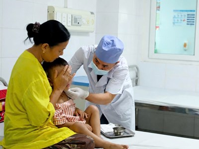 Bé trai nguy kịch vì bị chó nhà cắn, bác sĩ phát cảnh báo khẩn đến các gia đình
