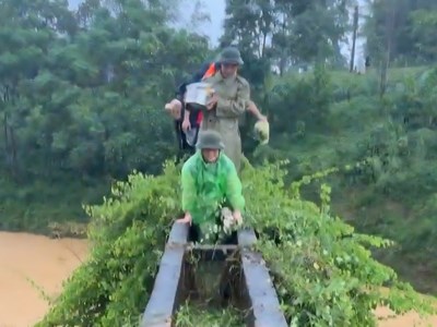 Vượt lũ đến nhà sản phụ, hỗ trợ sinh con an toàn giữa lúc đường bị chia cắt