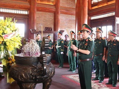 Phó Thủ tướng, Bộ trưởng Bộ Quốc phòng Phan Văn Giang dâng hương tưởng niệm các Anh hùng liệt sĩ tại Thái Nguyên