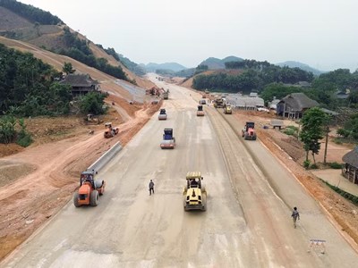 Công nhân làm xuyên lễ trên cao tốc nghìn tỉ đồng mở lối vùng cao Tuyên Quang
