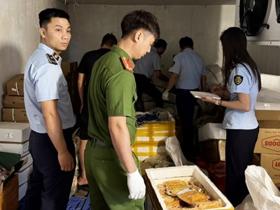 Kiểm tra đột xuất, phát hiện gần 2,5 tấn thực phẩm không rõ nguồn gốc ở Thái Nguyên