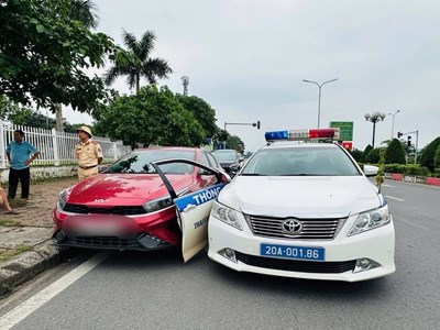 Ma men lái ô tô bỏ chạy rồi đâm vào xe CSGT ở Thái Nguyên