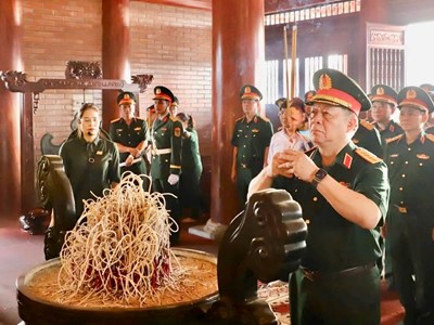 Chủ nhiệm Tổng cục Chính trị Nguyễn Trọng Nghĩa dâng hương tri ân liệt sĩ ở Thái Nguyên