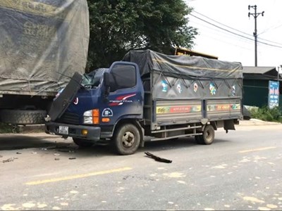 Xe tải tông xe đầu kéo khiến 3 người thương vong