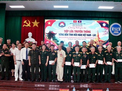 Tiếp lửa truyền thống tình hữu nghị Việt - Lào 