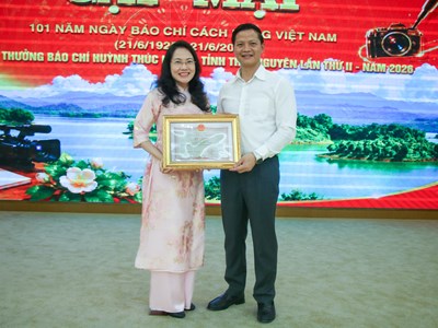 Phóng viên Báo Văn Hóa nhận Bằng khen của Chủ tịch UBND tỉnh Thái Nguyên