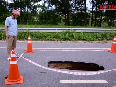 Cận cảnh hố sụt lớn án ngữ giữa lòng đường ở Thái Nguyên