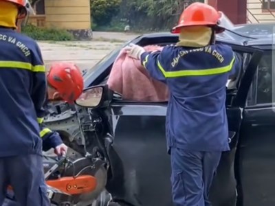 Mang cưa máy cắt cửa ô tô cứu người sau tai nạn ở Thái Nguyên