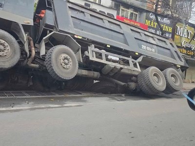 Xe tải khoảng 80 tấn sập cống công trường chống ngập ở Thái Nguyên