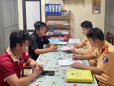 Tuyên Quang xử phạt 2 lái xe tranh giành khách trên Quốc lộ 4C