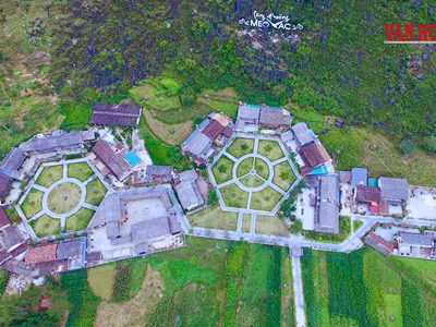 Từ bãi đất hoang đến làng du lịch nổi tiếng giữa cao nguyên đá