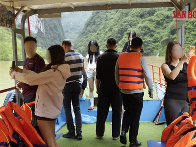 Du khách liều mình cởi áo phao khi tham quan sông Nho Quế mùa mưa lũ