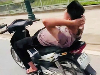 Nam thanh niên buông hai tay lái xe, bị xử lý nhiều lỗi vi phạm