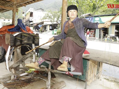 Nghề dệt lanh lưu giữ hồn cốt văn hóa của người H’Mông vùng cao Tuyên Quang